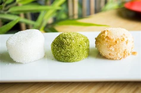 Premium Photo | Mochi is a japanese cake made from mochigome, a small glutinous grain of rice ...