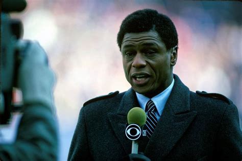 Irv Cross, NFL Broadcasting legend and former Pro Bowler, Dies at 81 - Verna Magazine