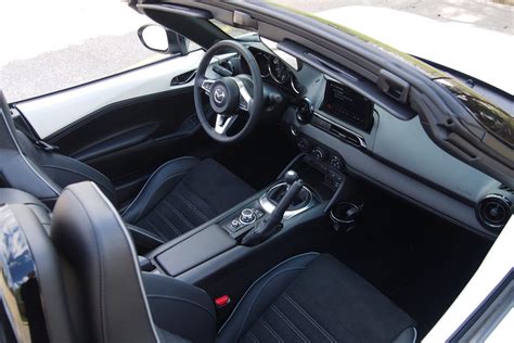 The Mazda MX-5 Miata is as joyful to drive as ever - CNET