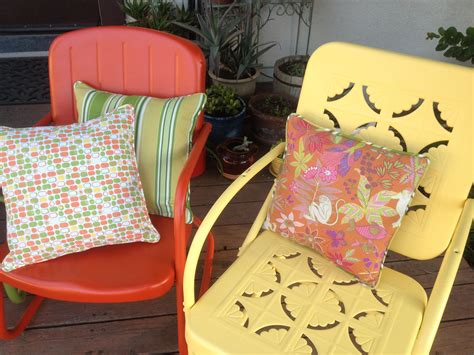 Spray-painted vintage lawn chairs with pillows | Patio furniture redo ...