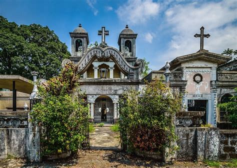 The Luxurious Mausoleums of Manila Chinese Cemetery | Amusing Planet