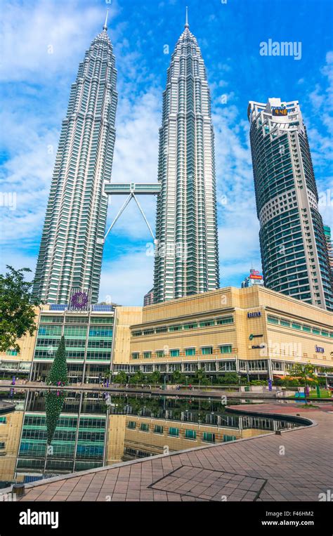 The double decker skybridge linking Tower 1 and Tower 2 of the Petronas ...