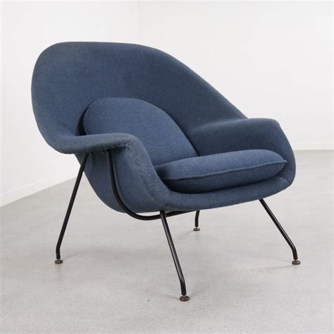 Early production Womb chair by Eero Saarinen for Knoll International ...