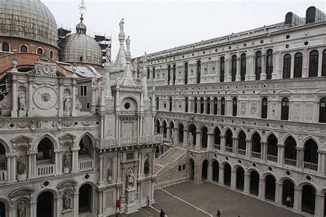 A Gimpse at Venetian Gothic Architecture - Abode