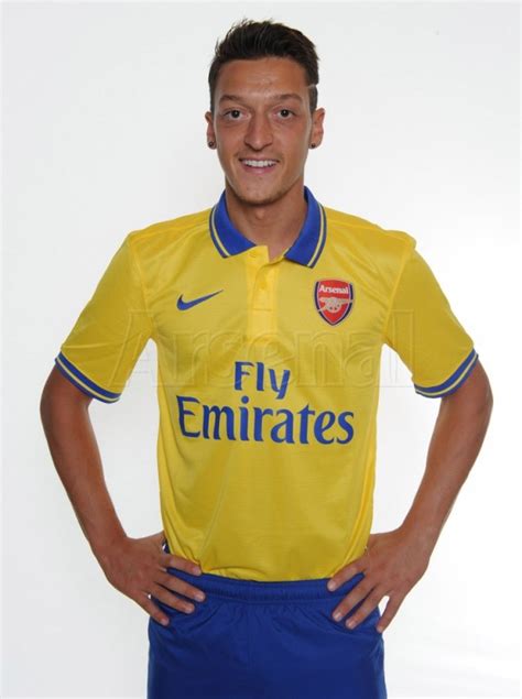 First Images of Mesut Ozil Wearing Arsenal Kit: Official [PHOTOS ...