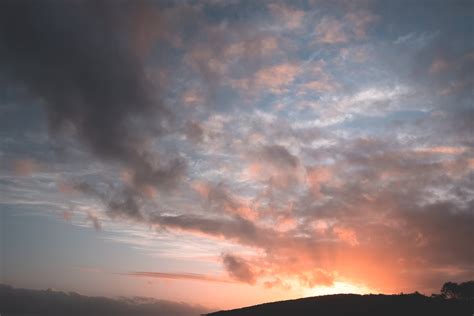 Scenic sunset sky with fluffy clouds · Free Stock Photo