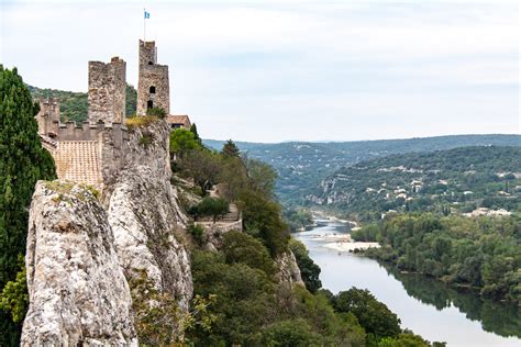 Aiguèze, dorp hoog boven de Ardèche - Frankrijk Puur