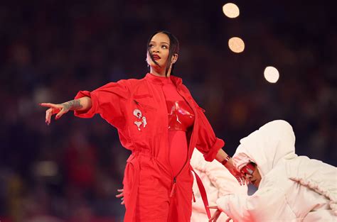 Rihanna schwanger? Super Bowl Halftime Show spornt Spekulationen an