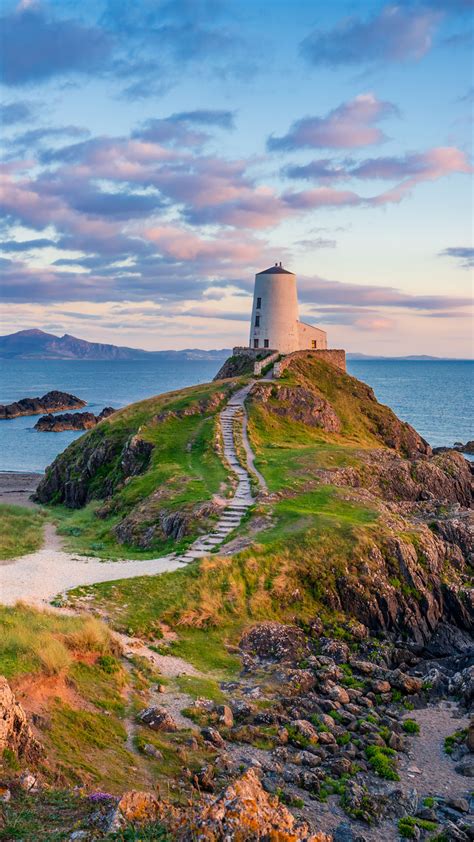 Tŵr Mawr Lighthouse at sunset on Ynys Llanddwyn island on Anglesey ...