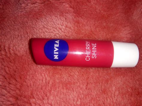 Nivea Fruity Shine Lip Balm Reviews, Price, Benefits: How To Use It?