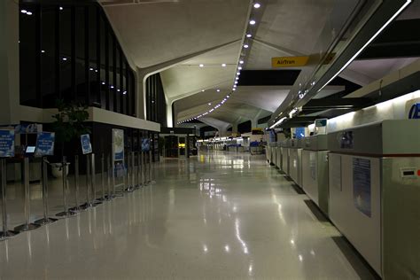 File:EWR Terminal A 2005 night.jpg - Wikimedia Commons