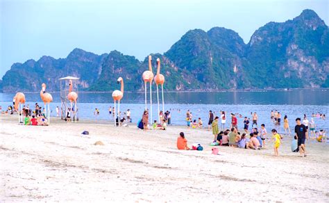 Quang Ninh beaches are crowded with people and tourists in early summer - Vietnam.vn