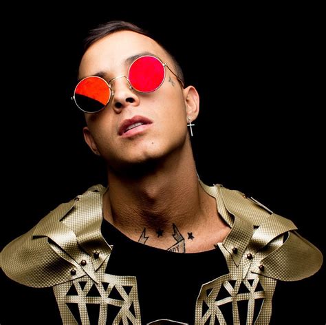 ZONA VIP: SIXTO REIN FIRMA CON CARBON FIBER MUSIC DISQUERA DE FARRUKO