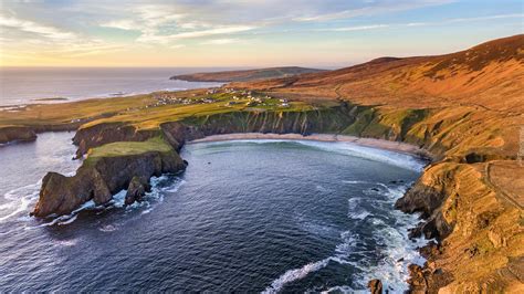 Plaża Silver Strand Horseshoe Beach u wybrzeży Glencolmcille w Irlandii