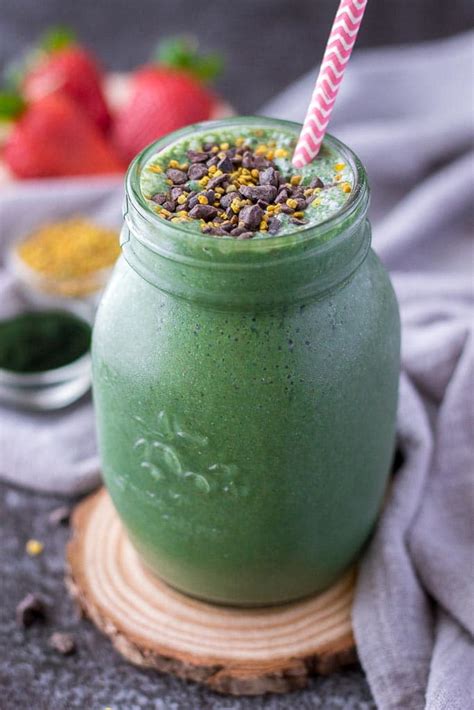 Strawberry Spirulina Smoothie | Green smoothie perfect for mornings!