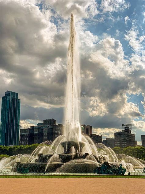 Grant Park and Buckingham Fountain in Chicago Editorial Image - Image of place, fountain: 73350770