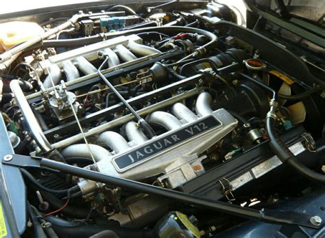 V12 engine in a Jaguar XJS | Jaguar, Voitures classiques, Voiture jaguar