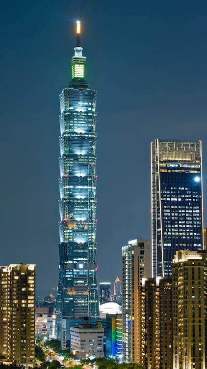 Skyscraper at Night · Free Stock Photo