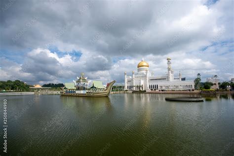 Sultan Omar Ali Saifuddien Mosque in Brunei during cloudy day ...