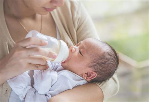 Bottle-Feeding: 8 Essential Tips for New Moms - Parenthesis Info