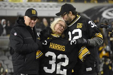 Franco Harris’ widow on field in Pittsburgh as his No. 32 retired