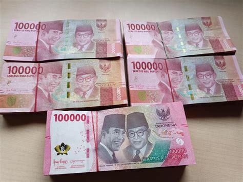 Bogor, Indonesia, 2023 - pile of 100 thousand rupiah denominations 21632937 Stock Photo at Vecteezy