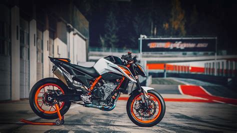 KTM's 890 Duke R is the spiritual successor to another iconic bike ...