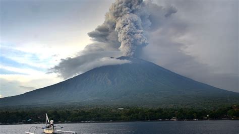 PHOTOS: An erupting volcano is forcing Bali residents to flee – VICE News