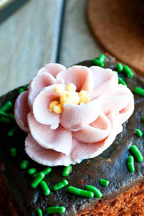 How to Make Royal Icing Flowers {Sugar Flowers} - CakeWhiz