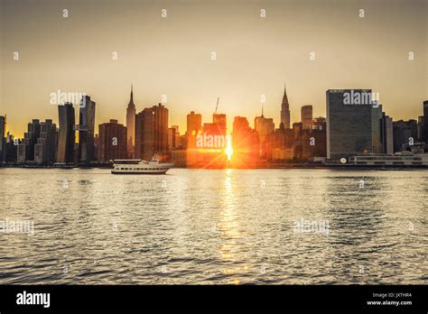 Sun between buildings in New York City Stock Photo - Alamy