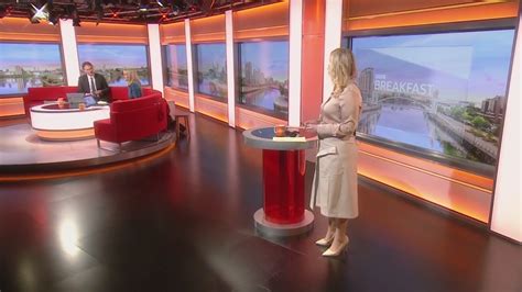 Jane Dougall - BBC Breakfast Sport 05/04/2021 - HD - YouTube