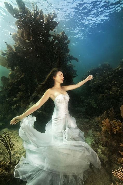 The amazing Story behind These romantic Underwater Wedding Photographs | Underwater wedding ...