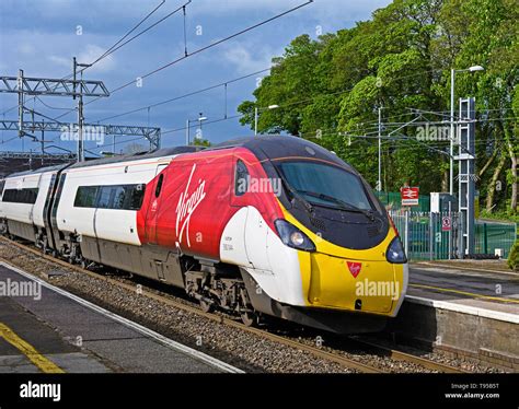 Class 390 pendolino hi-res stock photography and images - Alamy