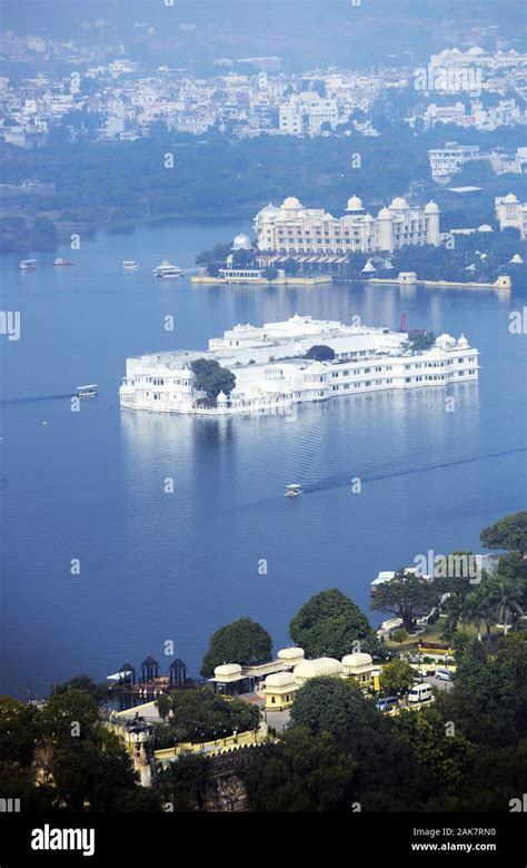 The beautiful Lake Palace on Lake Pichola, Udaipur, India Stock Photo ...