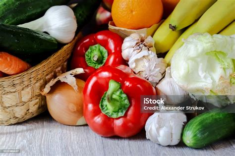 Closeup Cabai Merah Bawang Putih Mentimun Salad Iceberg Sekeranjang Mentimun Dan Bawang Putih ...