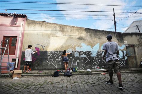 Street Artists create open air graffiti gallery in Rio's oldest favela ...