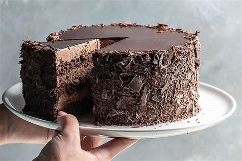 Prague Cake Recipe: This Decadent Chocolate Cake With Chocolate Cream & Ganache Is a Popular ...