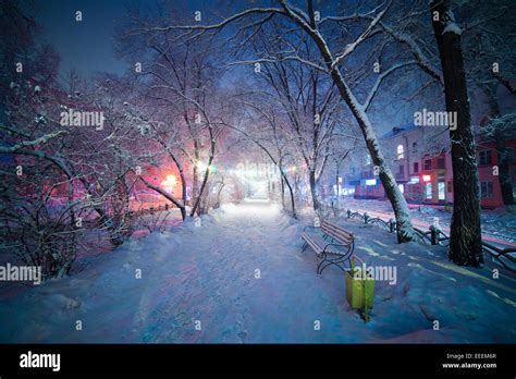 Stadt Winterlandschaft, Nacht-Gasse mit einer Bank, magische Atmosphäre. Abakan, Sibirien ...