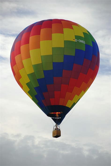 Prise De Vue De La Montgolfière Multicolore Pendant La Journée · Photo gratuite