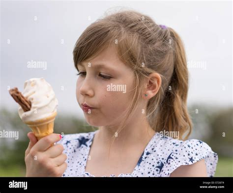 Mess ice cream face kids hi-res stock photography and images - Alamy