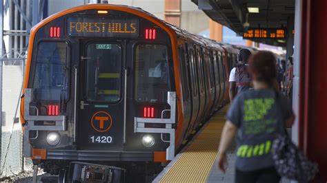 Weary Boston Commuters Brace as Repairs Force 30-Day Closure of Subway Line - The New York Times