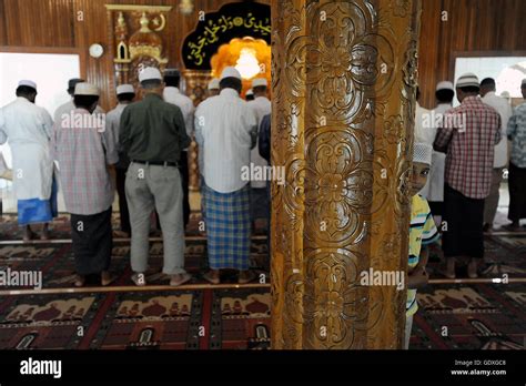 Praying Muslim men Stock Photo - Alamy