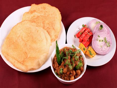 Aloo Bhatura Recipe For Breakfast - Boldsky.com