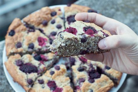 Receta Torta Fit de banana y frutos rojos (vegana)