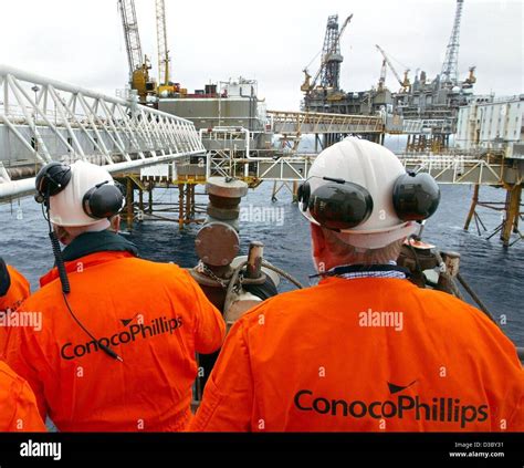 Oil Rig North Sea Workers High Resolution Stock Photography and Images ...