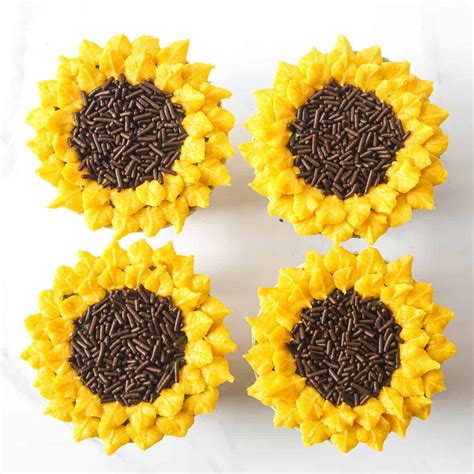 Sunflower Cupcakes - A Step by Step Tutorial - Decorated Treats