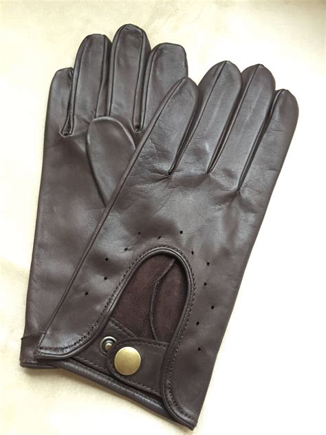 "Fashionable men driving leather gloves, very comfortable and nice for driving. These gloves ...