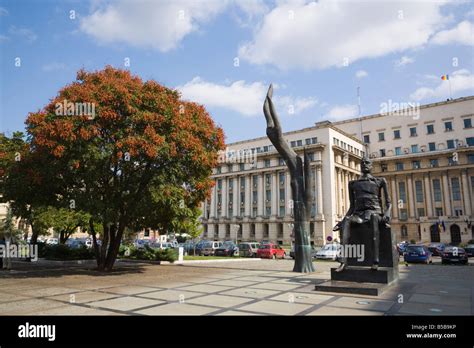 Main et Broken Man statue en bronze de "Iuliu Maniu' dans la place ...