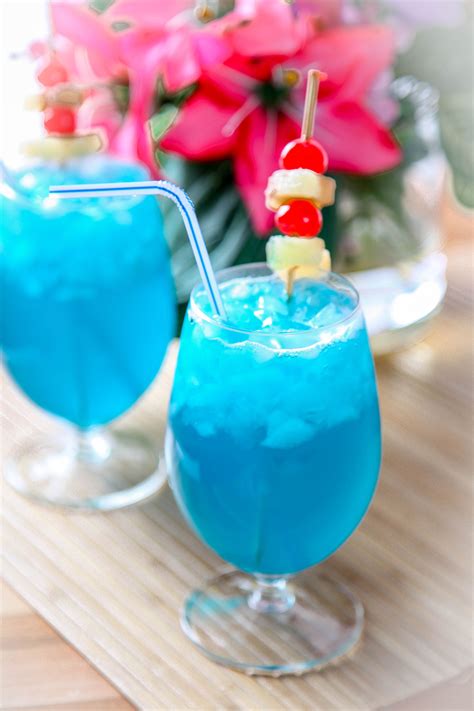 Blue Hawaiian Cocktail - Baking Beauty | Bebidas hawaianas, Azul ...