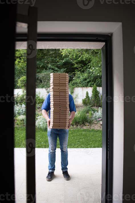 pizza delivery person 10782473 Stock Photo at Vecteezy